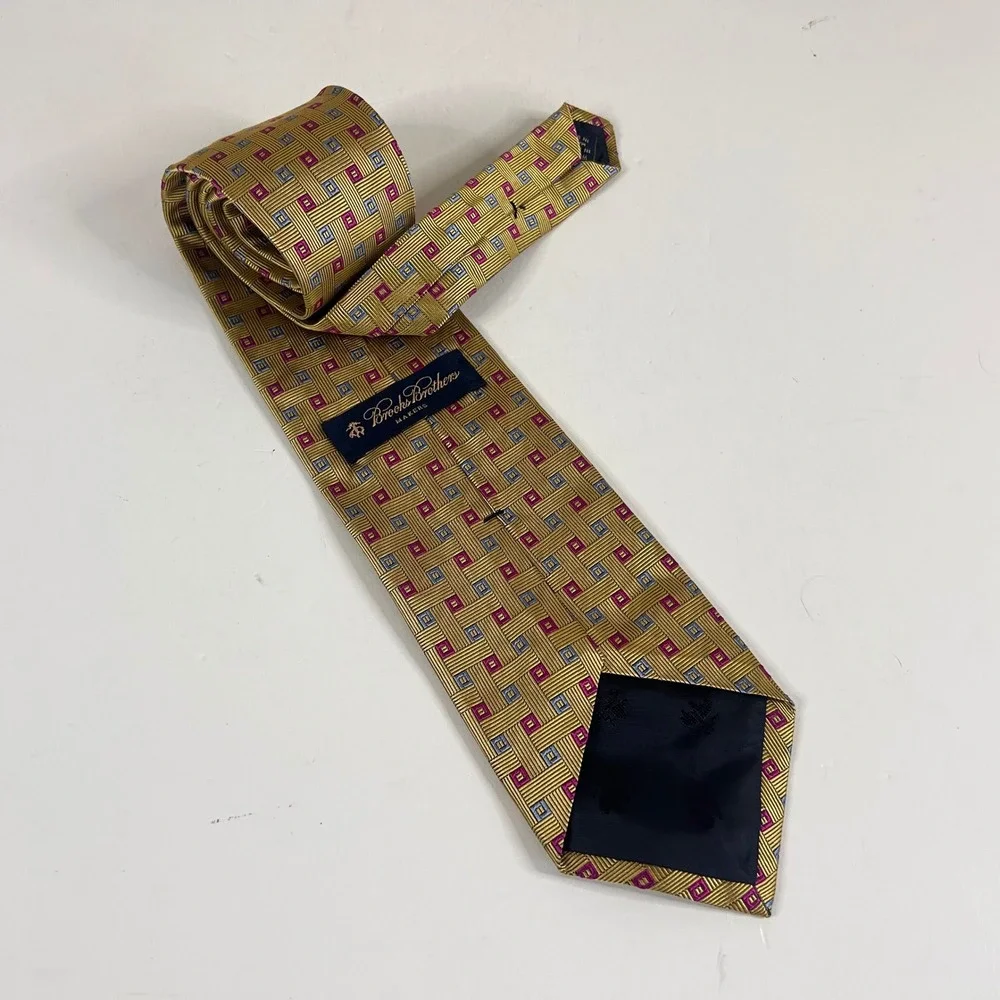Brooks Brothers Necktie Gold Geometric Silk Woven Italy USA Made 3 3/4 x 59
